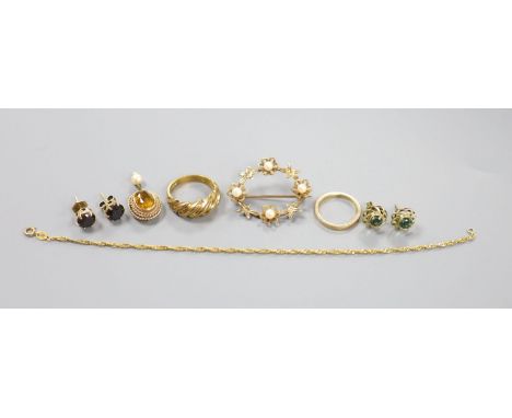 Assorted 9ct and yellow metal jewellery, including a 9ct and cultured pearl brooch and a 9ct gold ring. gross 15.9 grams.