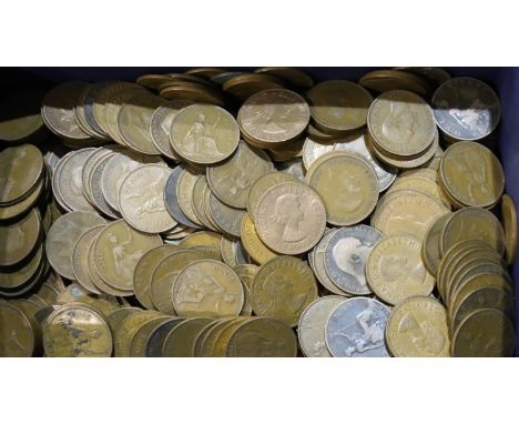 Over 100 copper pennies of George V, George VI and Elizabeth II, mixed grades. Combined 3.15kg. P&amp;P Group 3 (£25+VAT for 