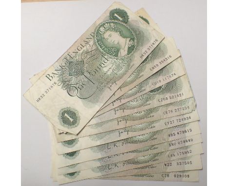 Ten mixed one pound notes of Queen Elizabeth II in used condition. P&amp;P Group 1 (£14+VAT for the first lot and £1+VAT for 