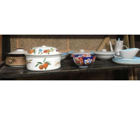 SHELF WITH QTY OF POOLE TABLEWARE, DENBY TUREEN &amp; AN OVEN POT BY EVESHAM WITH AN ORIENTAL BOWL 