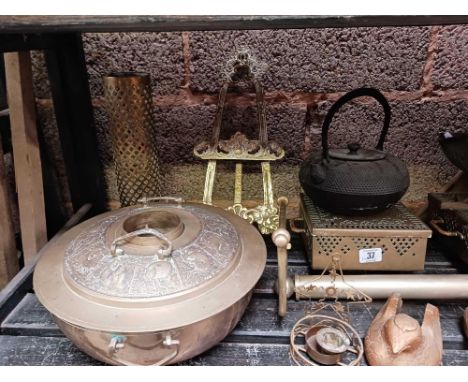 SHELF OF MISC BRASS &amp; METALWARE INCL; BRASS ASIAN HOT POT WITH NO BASE, EASEL &amp; TOILET ROLL HOLDER