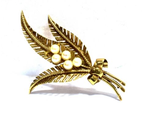 A 9CT GOLD FERN LEAF SPRAY BROOCH three fern leaves with five small cultured pearls to centre, 45mm long, hallmarked 9ct gold