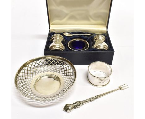 FOUR SMALL ITEMS OF SILVER  comprising a modern boxed three piece silver cruet of two pepperettes, cauldron salt with blue gl