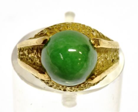 A 14CT GOLD GREEN QUARTZ SINGLE STONE SET SIGNET RING  cabochon cut green quartz claw set to bark effect head, stamped to sha