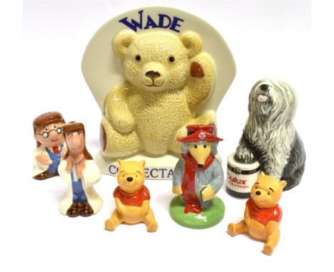 MIXED CERAMICS INCLUDING A WADE COLLECTABLES RETAILERS DISPLAY STAND 20CM HIGH,  Royal Doulton Dulux Dog RDA144, Wade Tetley 