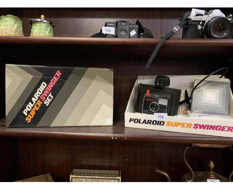 A BOXED RETRO POLAROID SUPER SWINGER CAMERA 