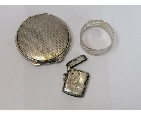 A GROUP OF THREE HALLMARKED SILVER ITEMS - VESTA CASE, LADIES COMPACT AND NAPKIN RING 