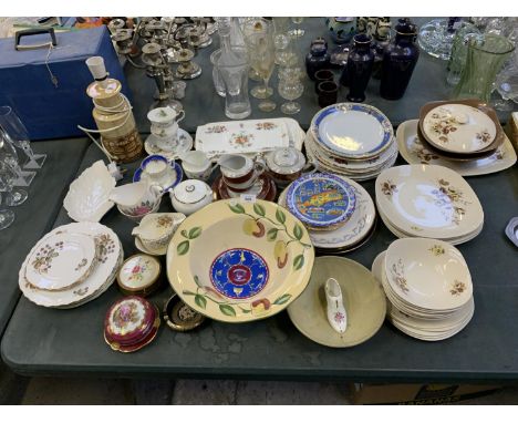 A MIXED LOT OF ASSORTED CERAMICS, ROYAL MALVERN, J&amp;G MEAKIN ETC 
