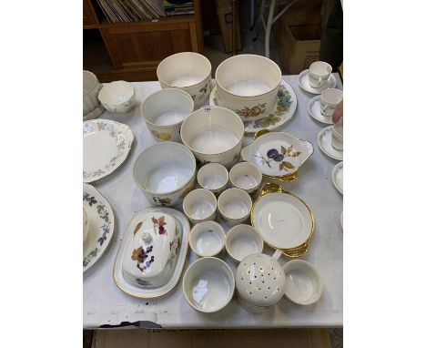 A LARGE COLLECTION OF WEDGWOOD AND ROYAL WORCESTER CERAMIC DINNER WARE TO INCLUDE DISHES, BUTTER DISH, CUPS ETC 