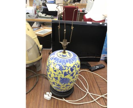 AN ORNATE LAMP BASE IN WORKING ORDER 