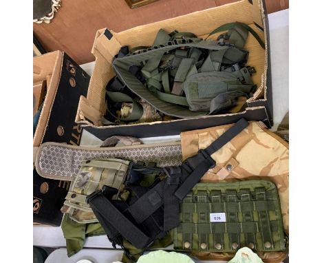 A GROUP OF ASSORTED ARMY CAMO POUCHES, GUN HOLSTERS AND FURTHER BELTS AND ACCESSORIES 