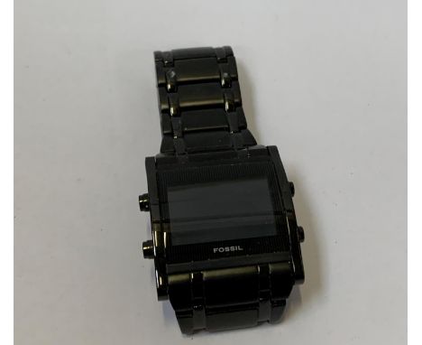 A GENTS FOSSIL DIGITAL WATCH, NEEDS BATTERY 