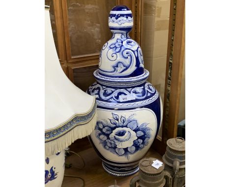 A LARGE BLUE AND WHITE PORCELAIN LIDDED VASE 