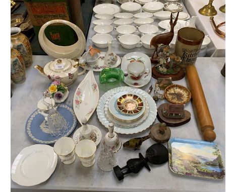 A COLLECTION OF MIXED CERAMICS AND GLASSWARE TO INCLUDE WEDGWOOD, ROYAL CROWN DERBY AND 'EVESHAM' ROYAL WORCESTER EXAMPLES 