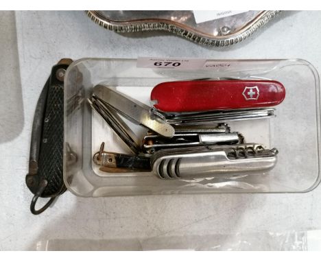 A SMALL BOX OF ASSORTED PEN KNIVES, SWISS ARMY ETC 