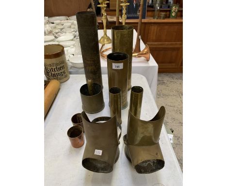 A COLLECTION OF VINTAGE BRASS WARE TO INCLUDE TRENCH ART SHELLS AND LAMP HOLDERS 