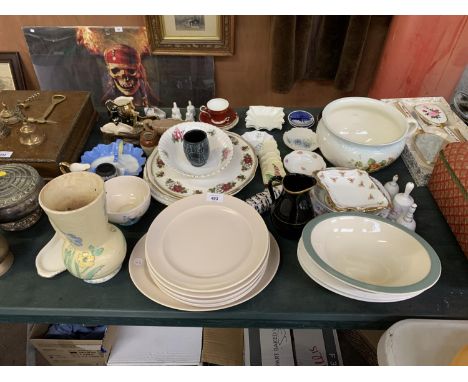 A MIXED COLLECTION OF CERAMICS TO INCLUDE POOLE POTTERY PLATES AND UNIQUE SMALL VASE WITH TRIBAL DESIGN 