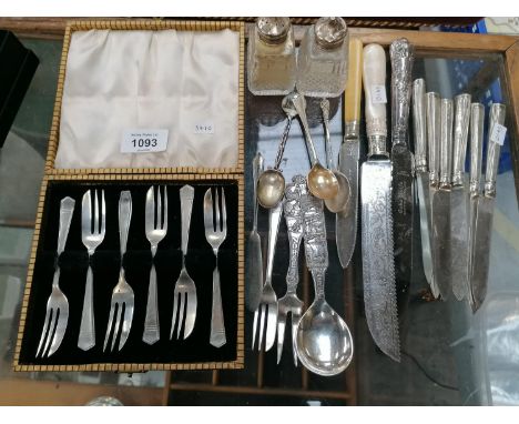 A MIXED GROUP OF SILVER ITEMS, CASED SET OF SHEFFIELD HALLMARKED TEASPOONS, SILVER HANDLED KNIVES, CONTINENTAL SPOON AND FORK