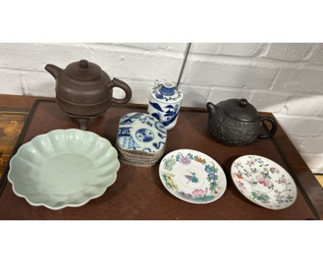 A GROUP OF CHINESE CERAMIC ITEMS TO INCLUDE YIXING CLAY TEA POTS (6)