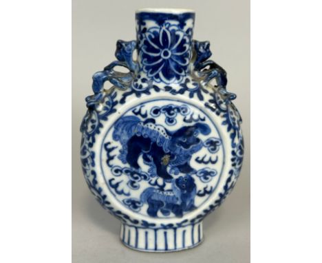 A CHINESE BLUE AND WHITE MOON FLASK DECORATED WITH LIONS, 15cm H