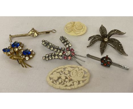 A collection of 7 vintage brooches to include stone set, early plastic and marcasite set.  