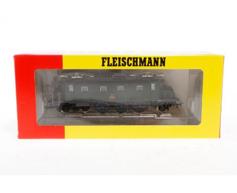Fleischmann E-Lok ”10647” 4345, Spur H0, mit Punktkontakt, grün, Alterungsspuren, im OK (Innenverpackung NV), sonst Z 2