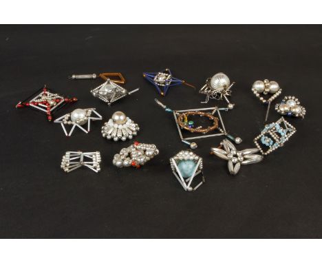 Konv. GABLONZER Christbaumschmuck, 15 Teile, darunter Hummel, Spinne, Sterne etc., meist Z 2