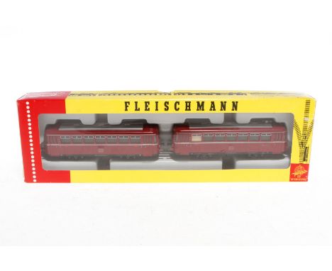 2 Fleischmann Schienenbus-Anhänger 1370/2, Spur H0, Alterungsspuren, im leicht besch. OK, Z 2