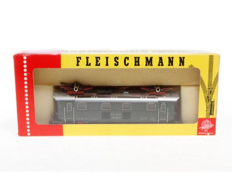 Fleischmann E-Lok ”132 101-7”, Spur H0, mit Punktkontakt, grün, Alterungsspuren, im Karton, Z 2