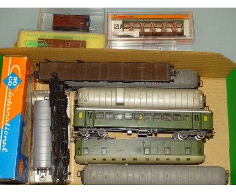 A mixed group of wagons and coaches in HO and HOe Scale by ROCO, LILIPUT, KLEINBAHN etc - F/VG in G boxes where boxed (14)