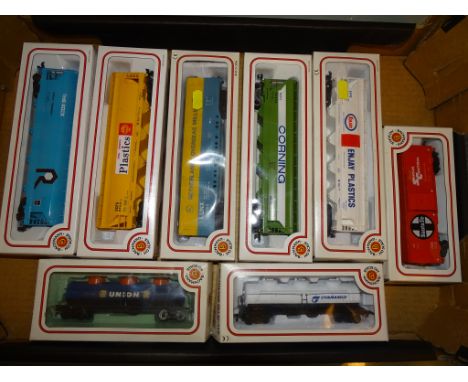 A group of BACHMANN HO Scale wagons in various American Outline private liveries as lotted - VG/E in G/VG boxes (8)