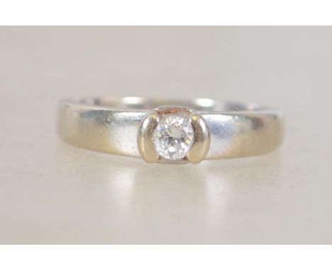 An 18ct white gold ladies single stone diamond ring approx 20pnts to the claw mounted diamond. Total weight 2.8g / Size K