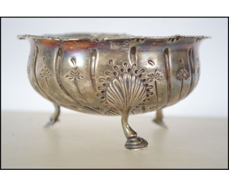 An unusual Edwardian silver hallmarked 3 footed Irish bowl Raised on hoof feet with ribbed decoration bearing Irish hallmarks