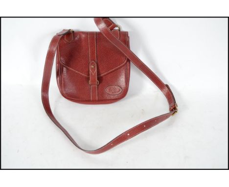An original Mulberry red scotch grain leather tote bag. This handbag has a fully adjustable shoulder strap with zipped interi