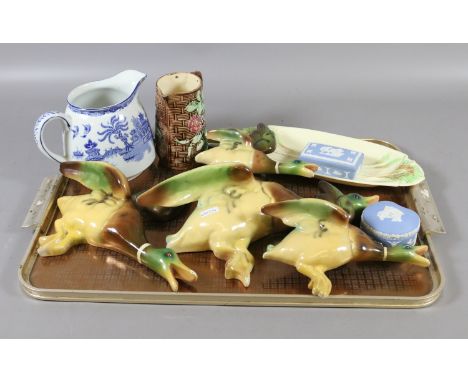 A tray lot of collectable china to include Clarice Cliff and Wedgwood examples along with four ceramic ducks.
