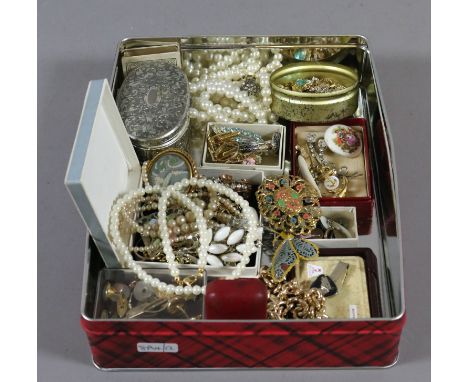 A tin of mixed vintage costume jewellery including simulated pearls, cufflinks and brooches set with semi precious stones, et