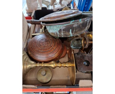 A box of assorted collectables to include a vintage microscope, barometer, vintage flask &amp; various brassware. 