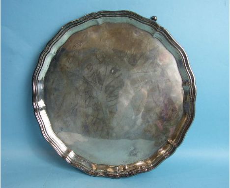 A Chippendale-style salver on three pad feet, 31cm diameter, Sheffield 1913, maker Fattorini &amp; Sons, silver weight ___28o