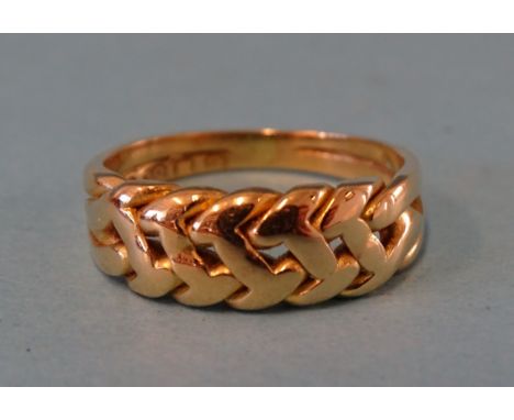 An 18ct gold ring of chain design, size P, 5.9g. 