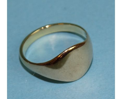 An unmarked gold signet ring, (tests as 9ct gold approximately), 2.3g. 