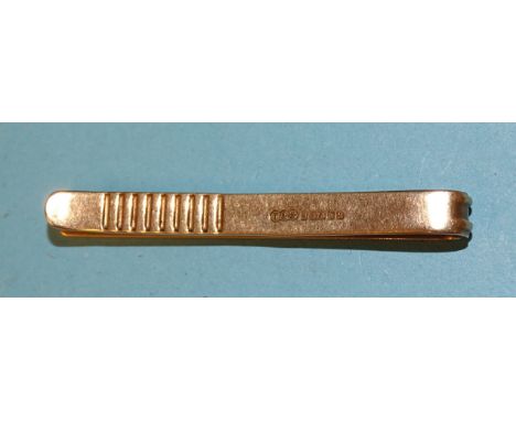 An engine-turned 9ct gold tie clip, 5.2g. 