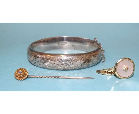 A Victorian 15ct gold stick pin set round-cut sapphire, 1.5g, a silver hinged bangle and a plated cufflink. 