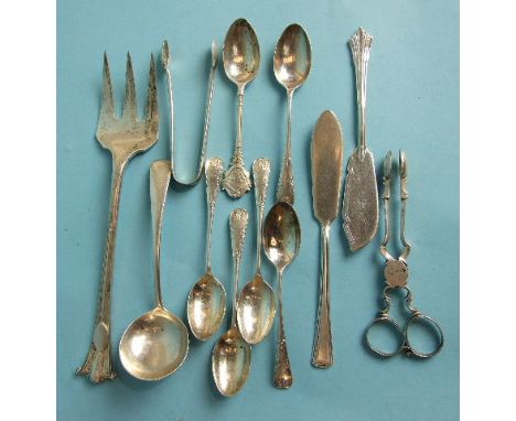 A pair of Georgian silver sugar nips, 11.5cm, a pickle fork, Sheffield 1905 and other flatware, ___8oz. 