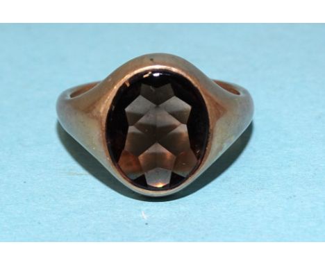 A 9ct gold signet ring set smoky quartz, size R, 8.4g. 