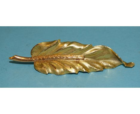 An 18ct yellow and rose gold leaf brooch marked '750', 66mm long, 5.7g. 