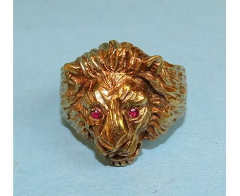 A gentleman's 9ct gold ring in the form of a lion's head, size R, 8.3g. 