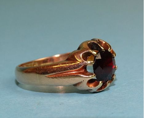 A gentleman's 9ct rose gold ring claw-set a round-cut garnet, size X½, 7g. 
