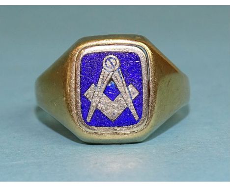 A 9ct gold signet ring with swivel Masonic intaglio, size V, 5g. 