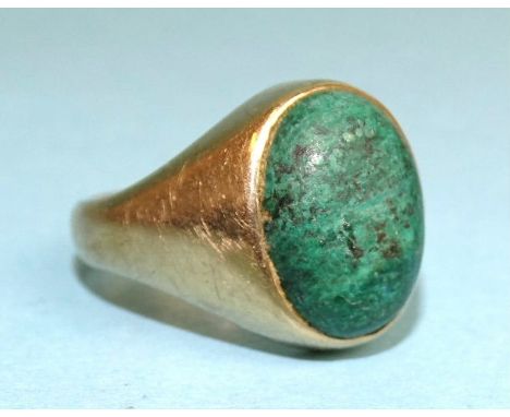 A gentleman's 9ct gold ring set malachite cabochon, size S, gross weight 12.2g. 