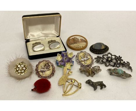 A quantity of assorted vintage scarf clips, cufflinks and brooches, to include Hollywood. Lot includes: ceramic, filigree, sh